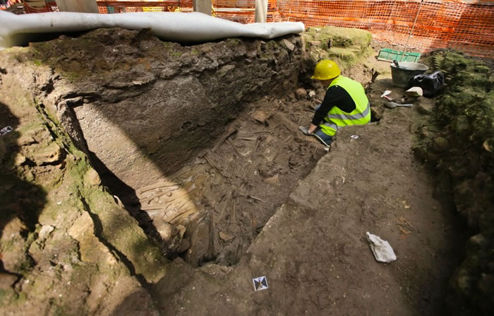 现场发现多副人骨。