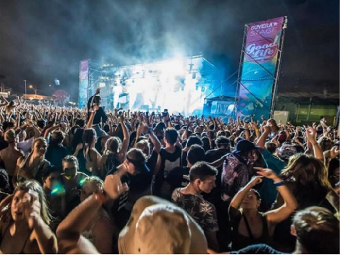 澳洲音乐祭现场出现恐怖「白衣小女孩」,您找到祂在哪里了吗?