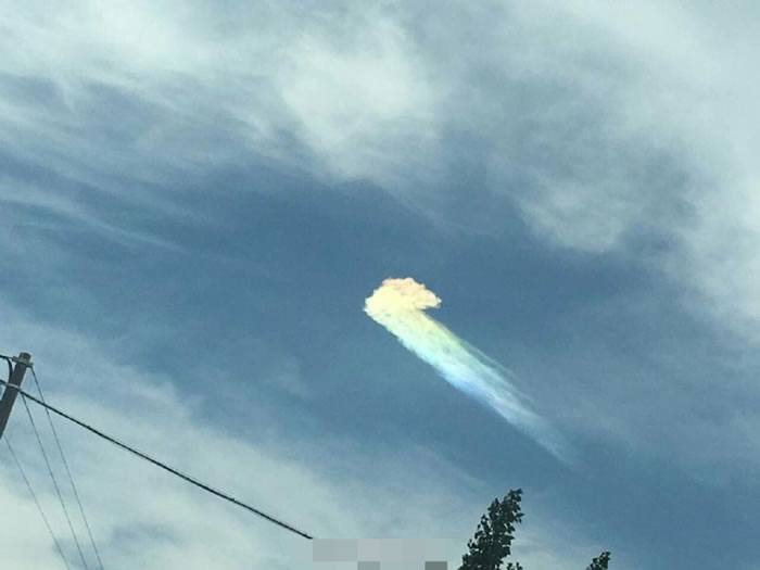 七彩祥云引起网民联想是“爱情先兆”,不少人趁机许愿。