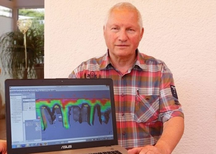 洛尔(图)展示他探测到怀疑是纳粹原子弹实验室的3D影像。