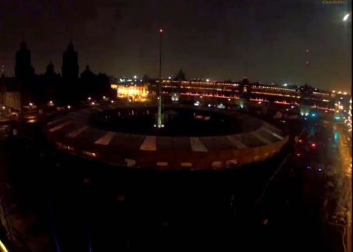 普埃布拉萨拉戈萨居民睡梦中被一道强光(右上角)和接着的爆炸声弄醒。