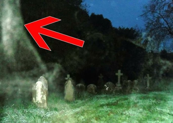 英国一对夫妇清晨散步与鬼魂同行?