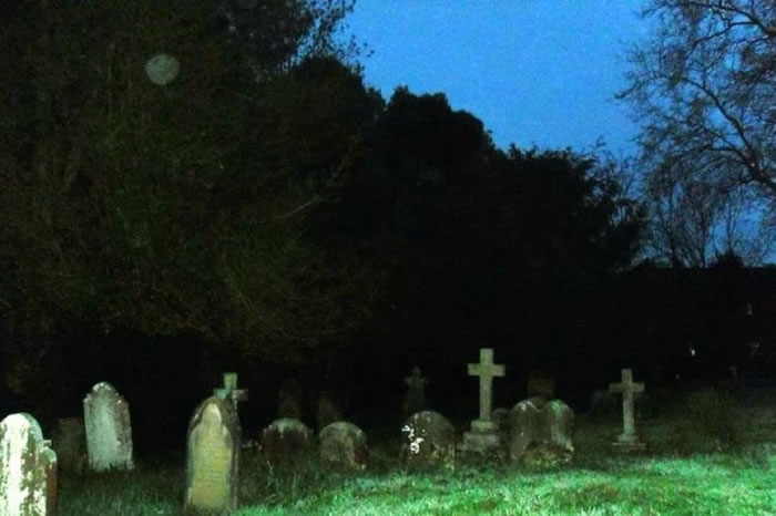 英国一对夫妇清晨散步与鬼魂同行?