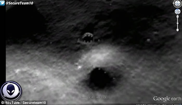 从Google Earth可见，月球表面有疑似排成一列的数条柱子。