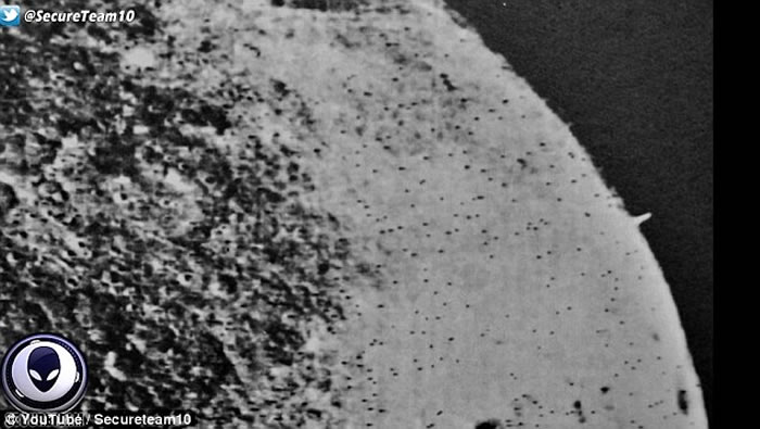 前苏联探测器拍下的照片，可见画面右方出现可疑的柱状物。