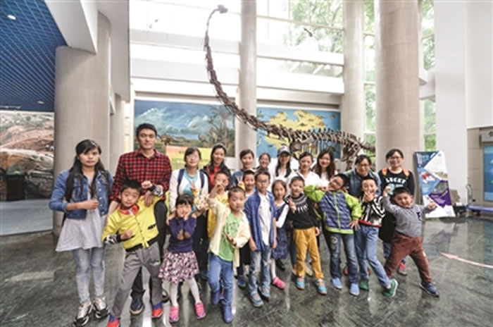 参加活动的部分家庭在南京古生物博物馆合影