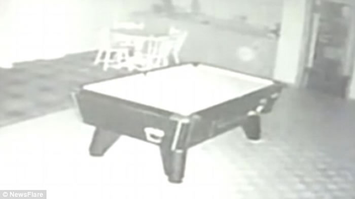 苏格兰小镇酒店监视器画面半夜拍到神秘白色鬼影