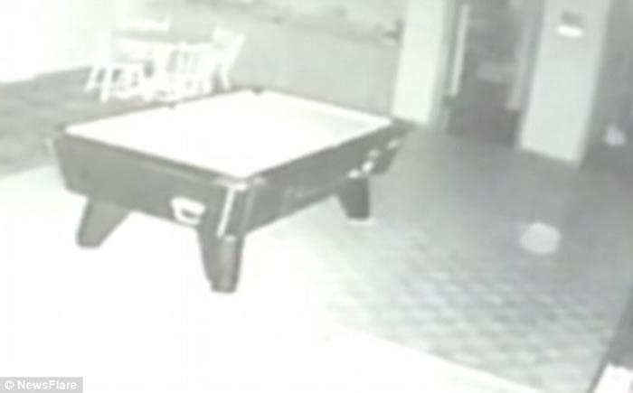 苏格兰小镇酒店监视器画面半夜拍到神秘白色鬼影