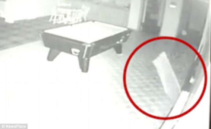 苏格兰小镇酒店监视器画面半夜拍到神秘白色鬼影