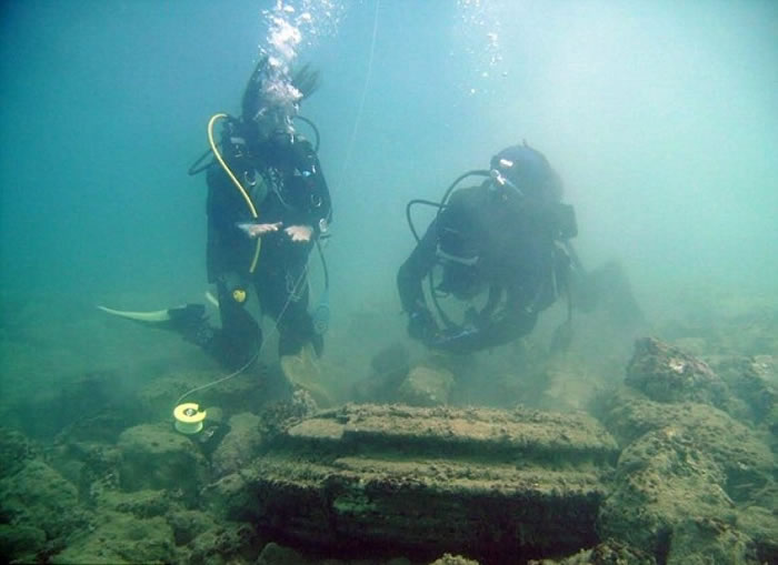 研究人员为这些“文物”作矿物质及化学测试。