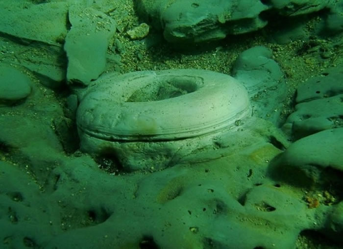 学者发现,“文物”其实是由河床底下的地壳断层泄漏出的甲烷气体所致。