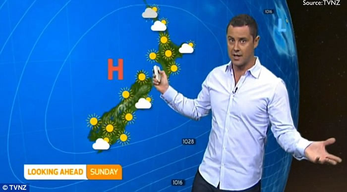 形状奇特的水龙卷 新西兰电视节目天气报道员引导大家“胡思乱想”