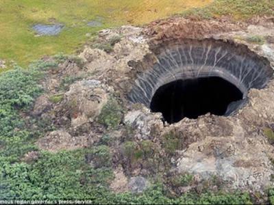 俄罗斯西伯利亚泰梅尔半岛突然出现神秘坑洞