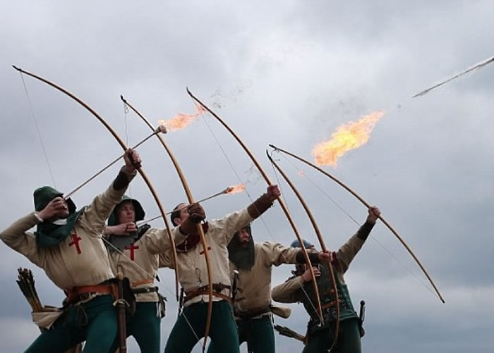 林迪贝热指箭矢上的火会在飞行过程中熄灭。