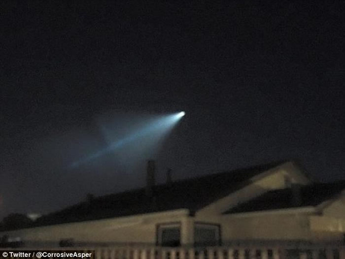 2015年11月，美国加州的一些居民发现天空中有一个奇怪的物体飞过，引发广泛关注。这个物体似乎正在喷射出一道巨大而明亮的蓝色火焰，但实际上这是美国海军的一次导弹