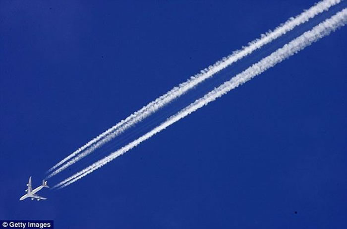 我们平常见到比较多的是飞机飞过之后留下的机尾云。相比之下，火箭尾焰的外观是非常不一样的