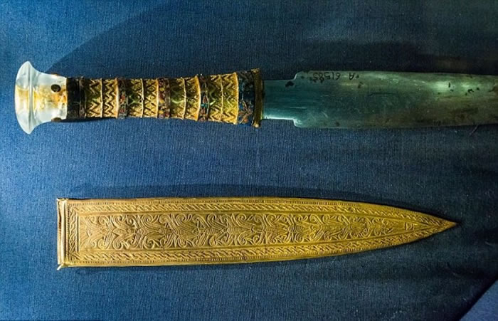 匕首的刀鞘及刀柄以黄金打造。