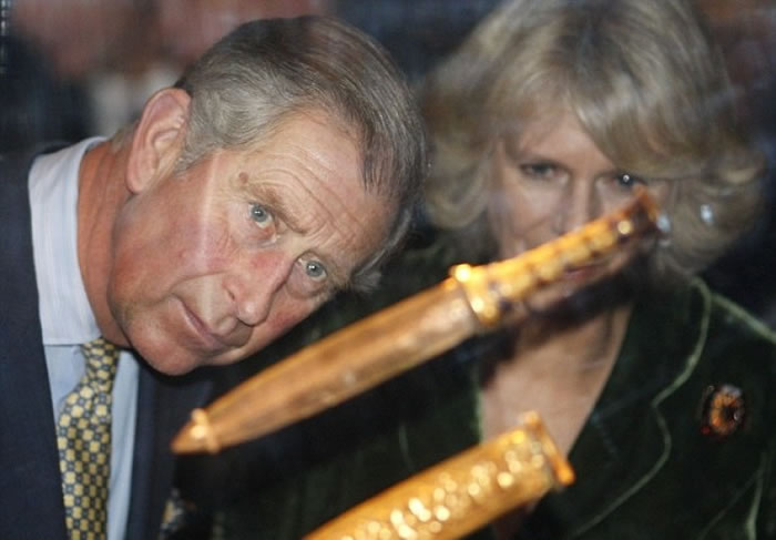 前匕首在英国展出,英国王储查理斯与夫人卡米拉亦有到场欣赏。