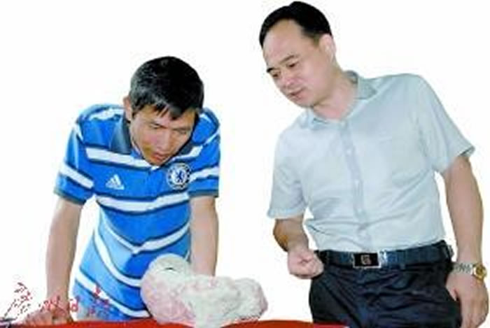 吕君昌博士（左一）在杜衍礼馆长（右一）的陪同下，鉴定新出土发掘的虫迹化石。