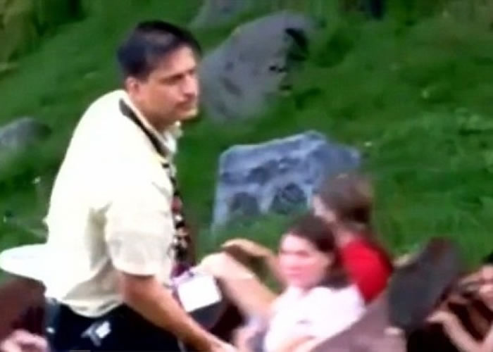 片段清楚显示,有载着游客的小船在另一条水道驶过。