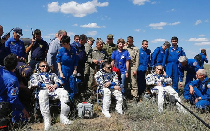 皮克(左一)与另外两名太空人同僚着陆后稍作休息。