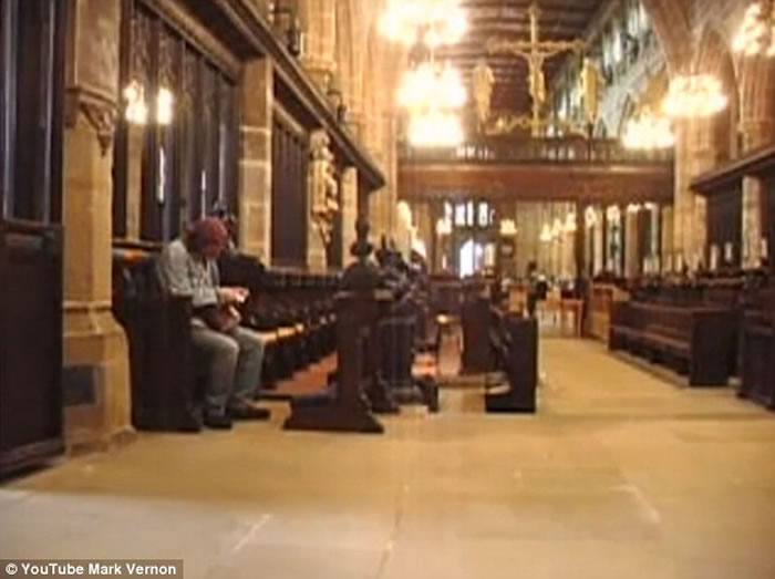 英国超自然现象研究者在教堂拍到疑似鬼魂黑影飘过