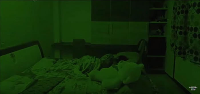 泰迪熊娃娃原本躺在女孩身边。