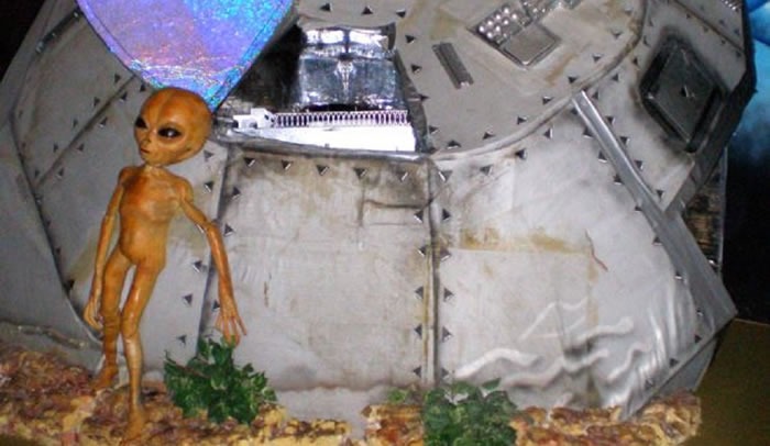 泰国外星人研讨会上一名研究UFO权威当场拿出手机称和外星人对话