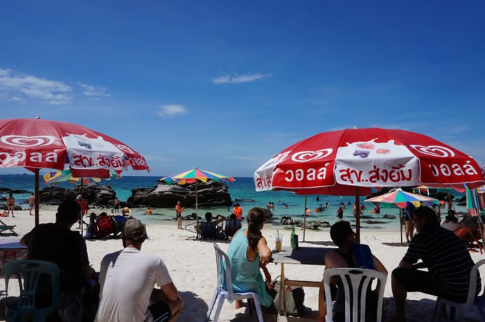 岛上沙滩中外游客云集。