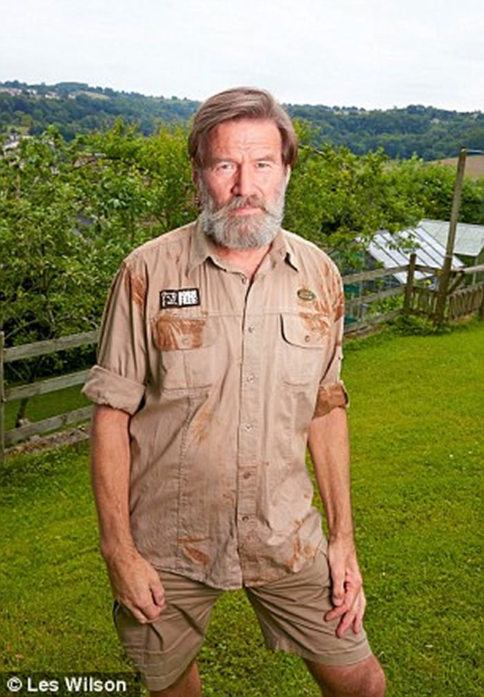 Ӣ�����ﱣ��ѧ��Ian Redmond�ڿ�����������ȺǨ��ʱ�⵽���󹥻���������