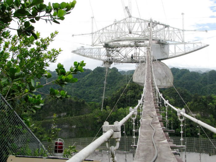 一匿名科学家曾实验能否把摩托车骑上望远镜天台走道。答案是肯定的,因为007就曾在上头打斗奔跑过。 (Nadia Drake)