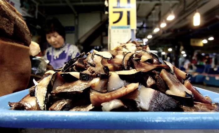 ���Ϻ��������ǹ��ʷ�����ڷ�����ֹ���������������Ⲷ����ɽ��з��ۡ� PHOTOGRAPH BY NICOLE MCLACHLAN