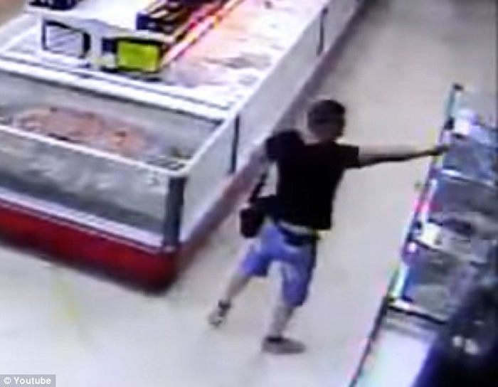 自我推销:市场活鱼自行跳入购物篮吓坏男子