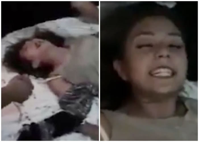 在驱魔期间,女子露出诡异笑容。