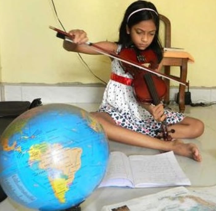 梅加利对小提琴产生兴趣,很快就上手。