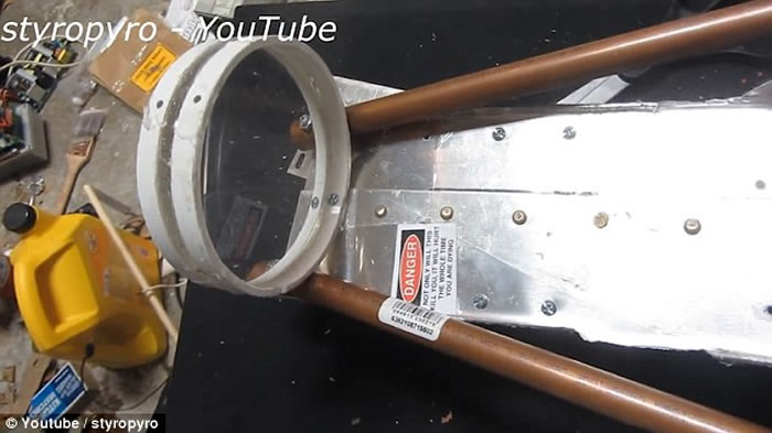 外国醉心发明的“疯狂科学家”网购烂零件制作出威力强大的手提激光炮