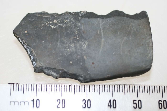 人工制品包括一个标志性的玄武岩扁斧