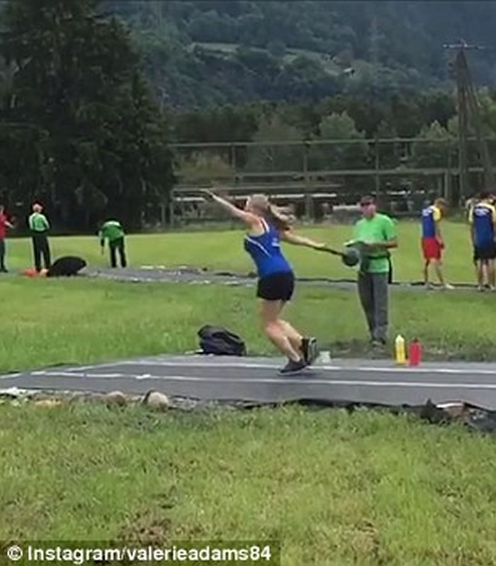 蛋痛:新西兰女选手投掷4kg链球滑手砸到旁边男裁判下体