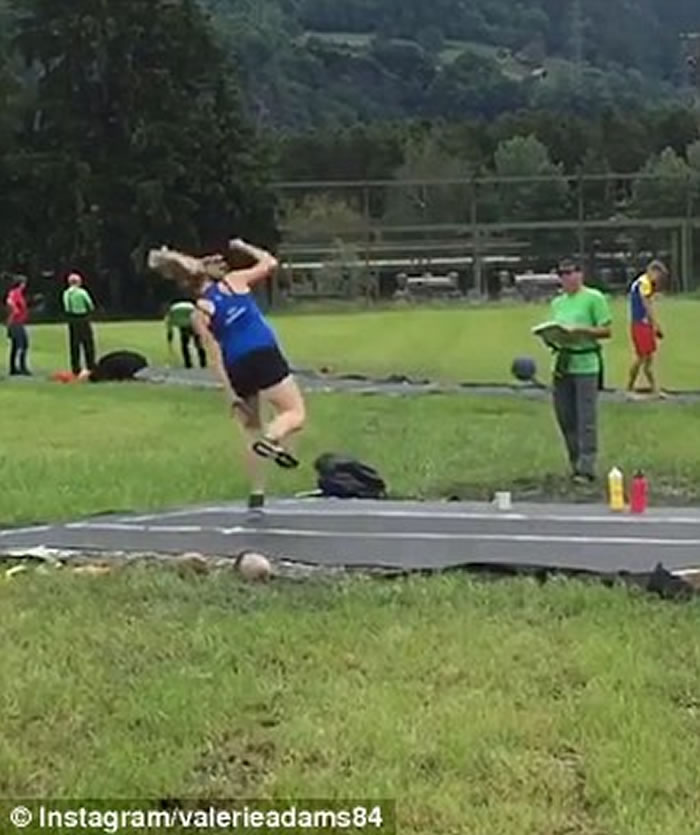 蛋痛:新西兰女选手投掷4kg链球滑手砸到旁边男裁判下体