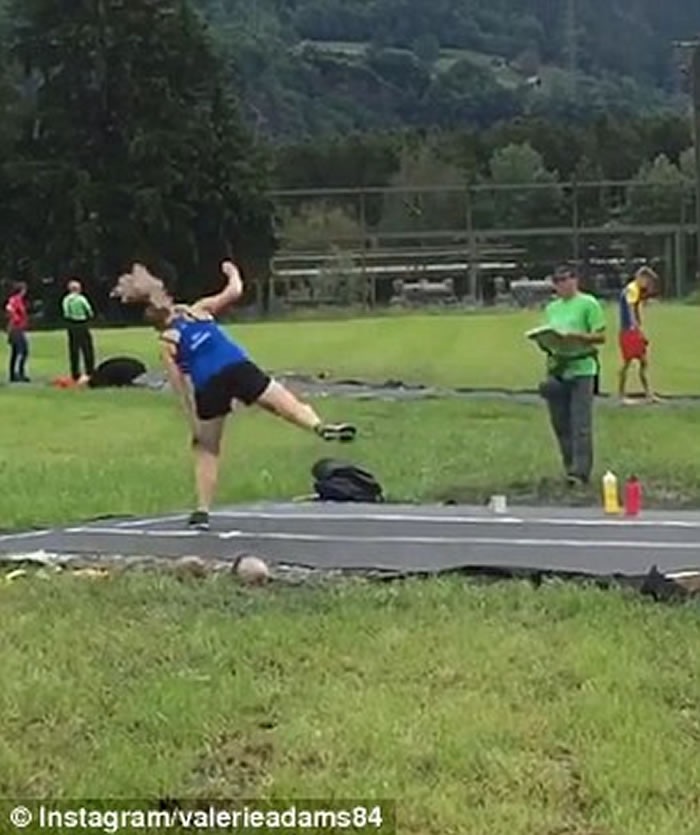 蛋痛:新西兰女选手投掷4kg链球滑手砸到旁边男裁判下体