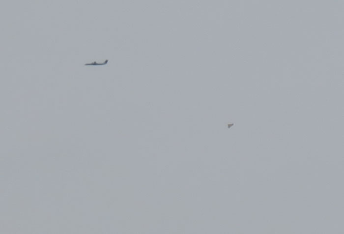 加拿大多伦多不明飞行物体发烧友拍到三角形UFO紧随客机