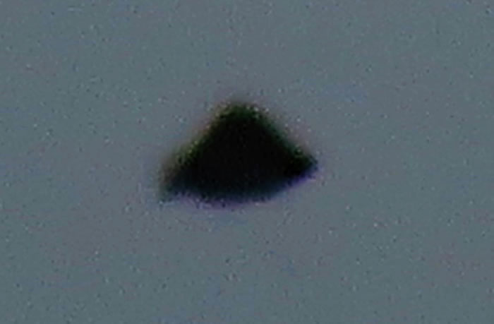 加拿大多伦多不明飞行物体发烧友拍到三角形UFO紧随客机