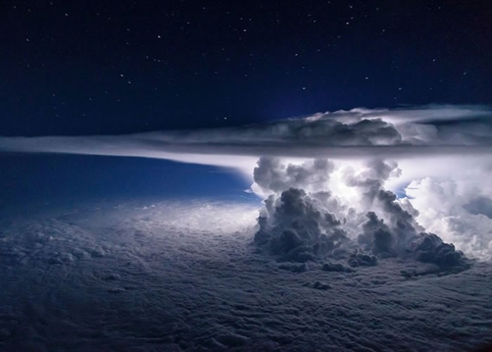 太平洋上空现唯美风暴云 厄瓜多尔机师完美摄下