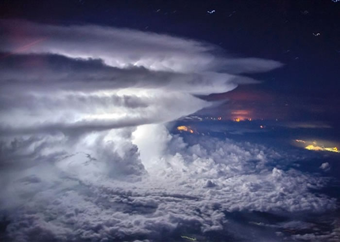 太平洋上空现唯美风暴云 厄瓜多尔机师完美摄下