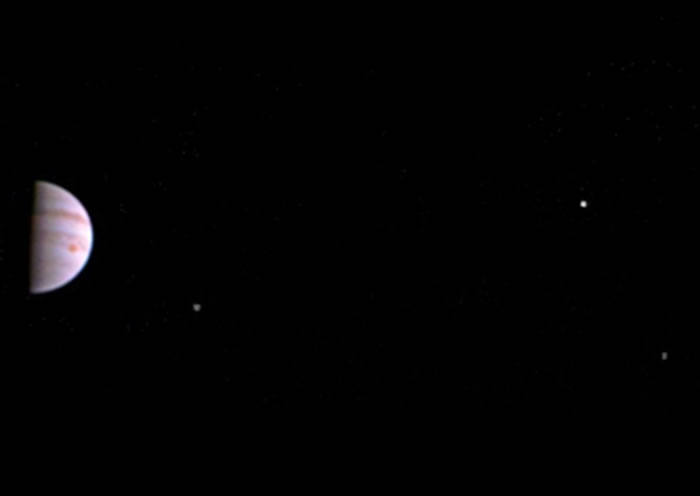 照片显示木星和3个最大卫星