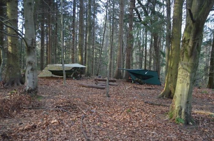 库尔撤德在野外建造营地。