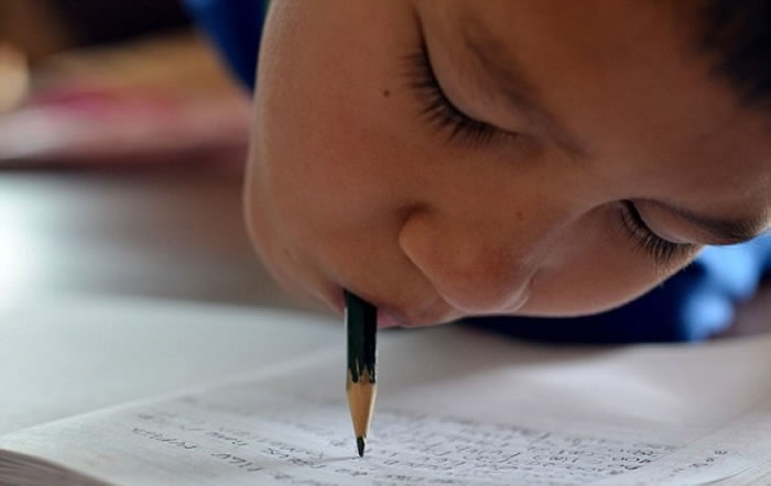 萨特里奥以口代手,写字学习。