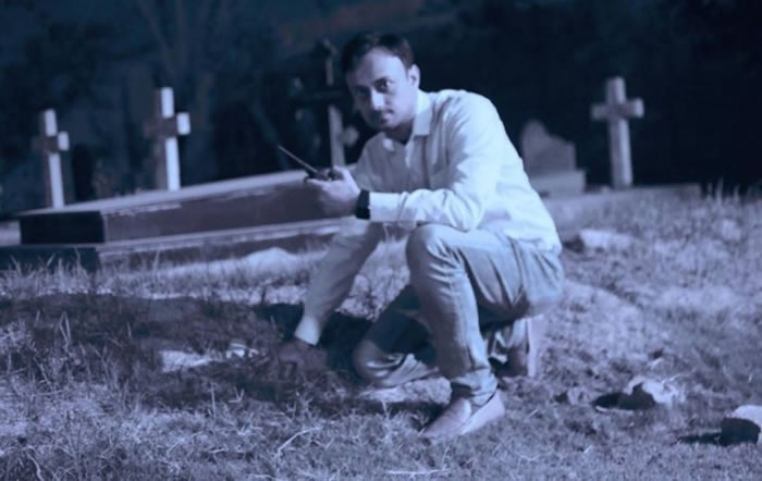 蒂瓦里热爱追踪灵异事件。