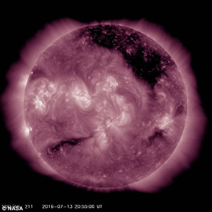 ����ѧ�����¹۲�̫���������д���һ���޴󡰺ڶ���