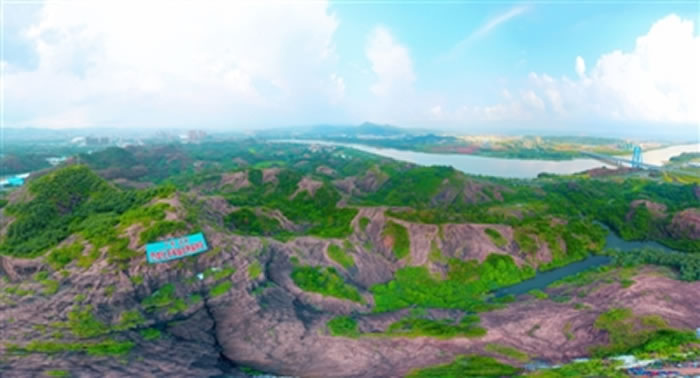 拥有“三位一体”恐龙地质遗迹的河源恐龙化石省级自然保护区。该自然保护区位于源城区源南镇风光村石峡一带,总面积1.3平方公里,2014年底获省政府批准设立。记者